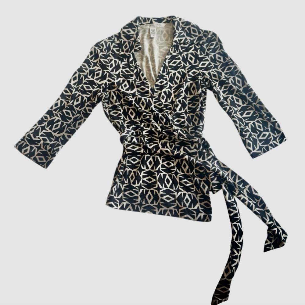 Diane Von Furstenberg Size 4 Vintage Wrap Top in Black/White Design Pattern EUC